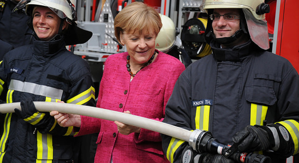 Merkel lobt Engagement der Feuerwehr