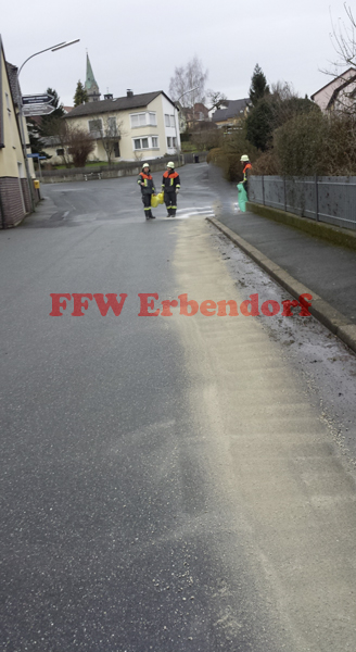 Ölspur Öl auf der Fahrbahn Einsatz EinsatzFW Feuerwehr THL Erbendorf Wetzldorf